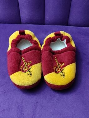 Foco Nba Kids Plush Slip-On One Piece Slippers - Maroon & Gold